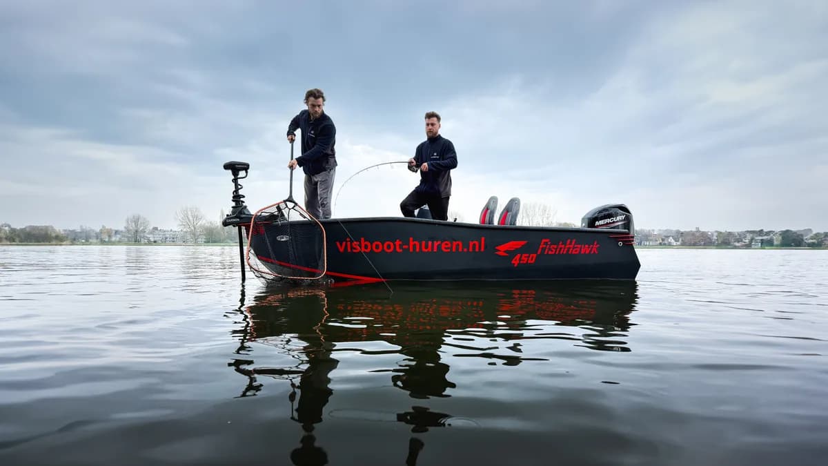 Twee vissers aan het hengelen vanaf een FishHawk 450