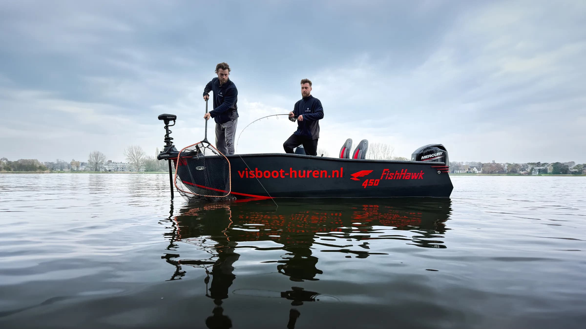 Twee vissers aan het hengelen vanaf een FishHawk 450