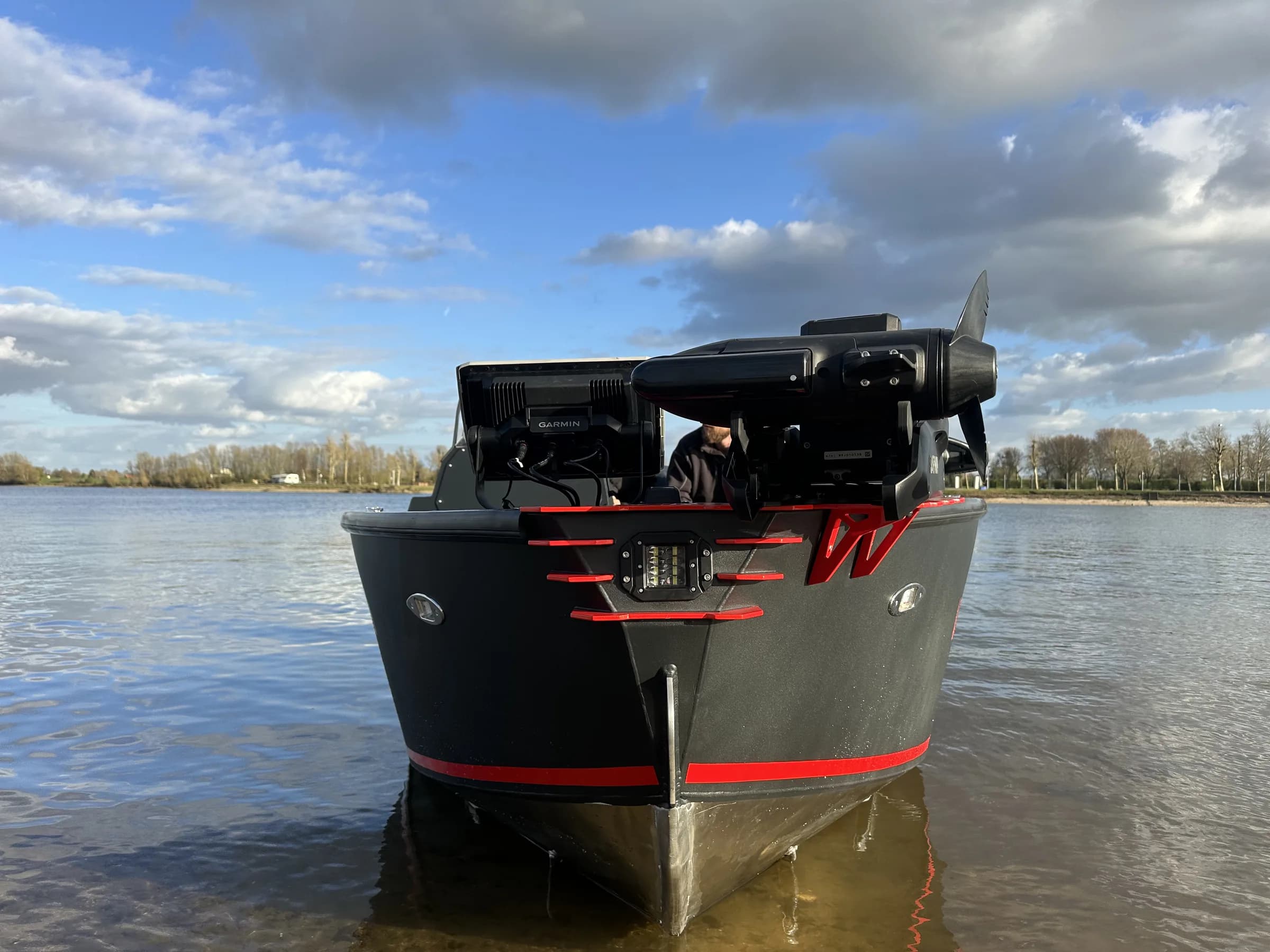 Stuurconsole met Garmin-navigatie, andere boot op de achtergrond