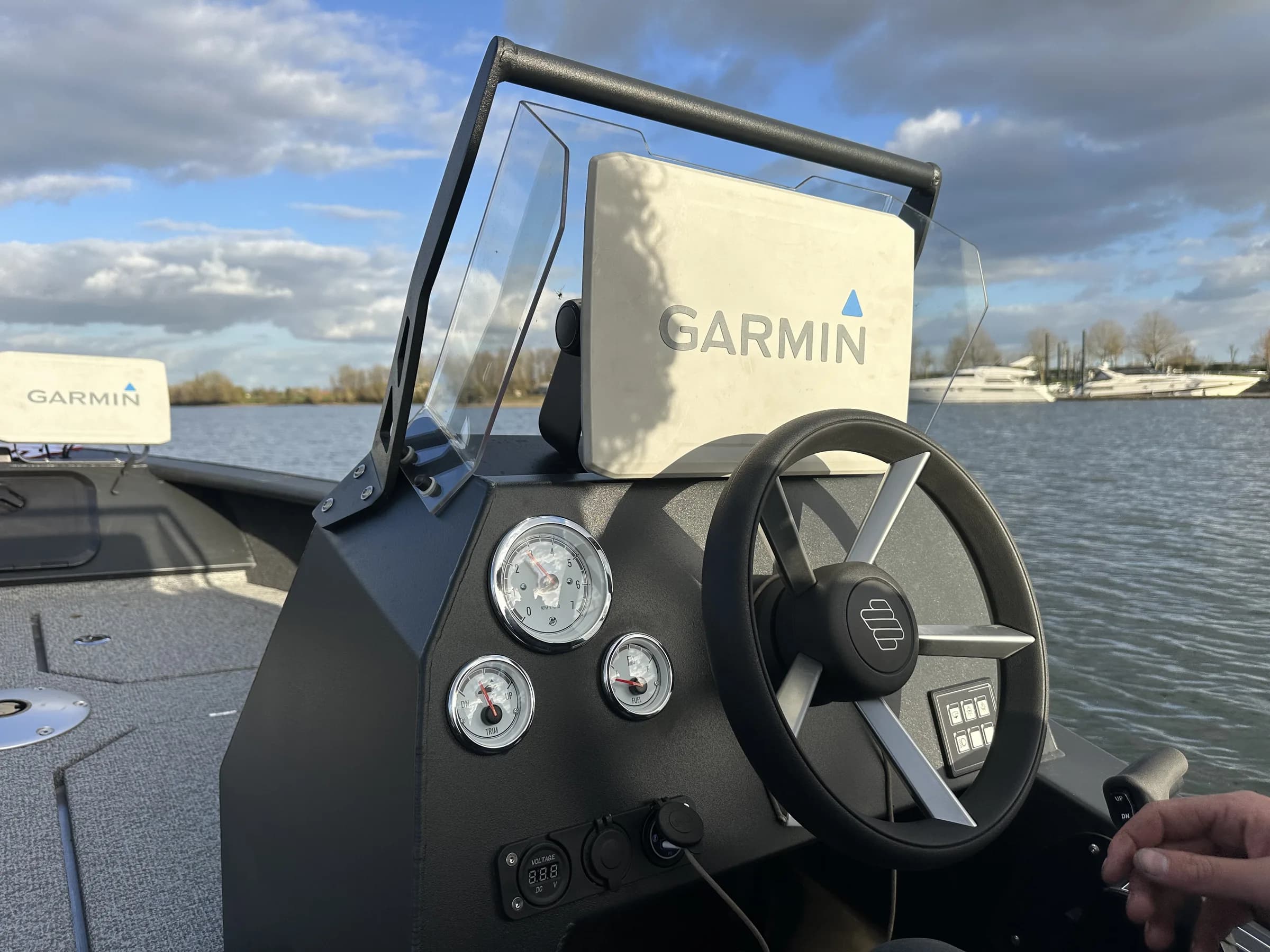 FishHawk 450 op het water onder een bewolkte lucht