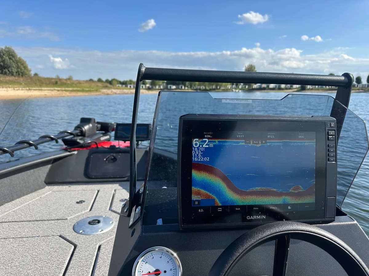 Garmin-sonarscherm aan het stuurpaneel toont de waterbodem