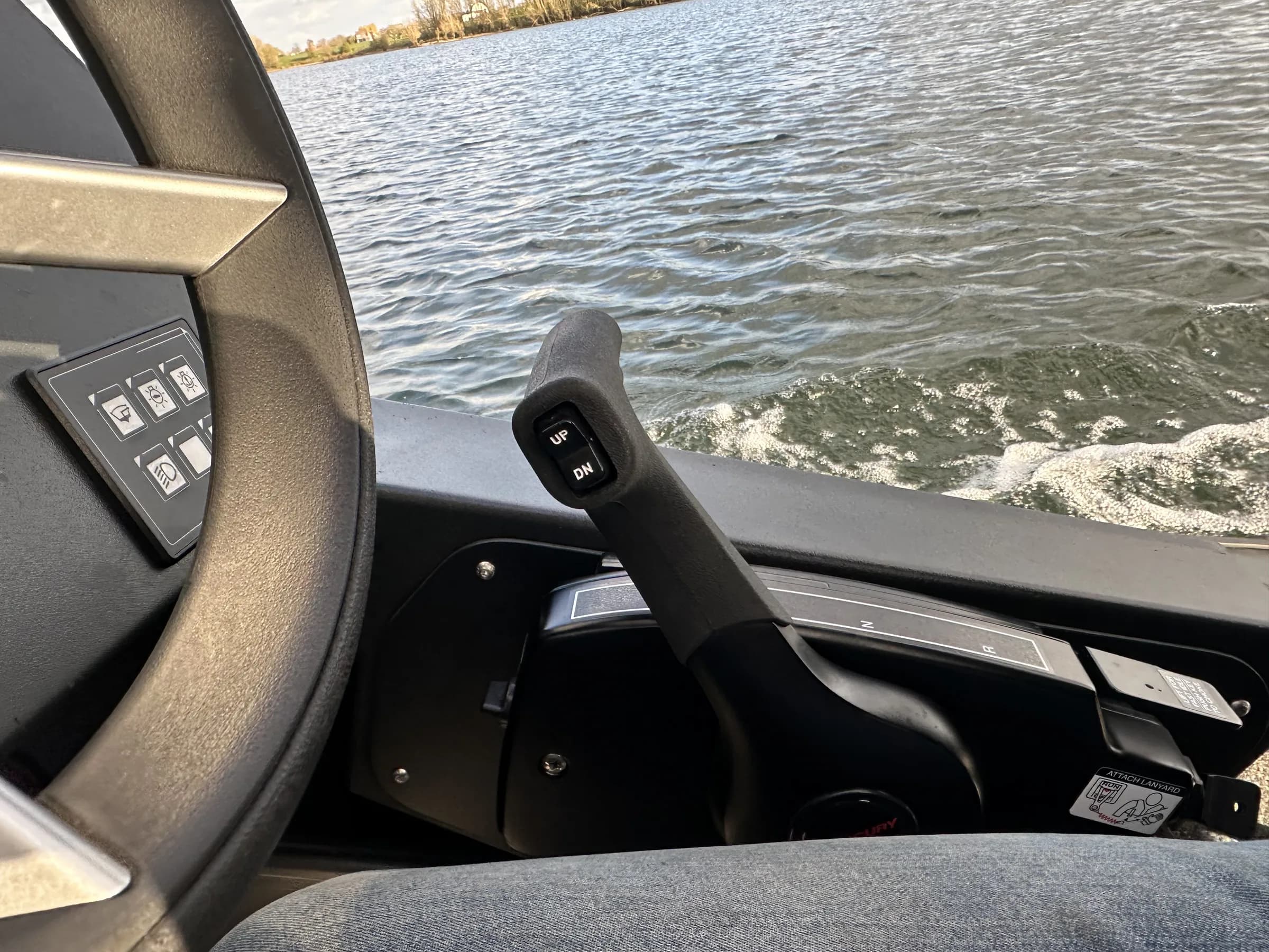 Trimschakelaar naast het stuur, water op de achtergrond