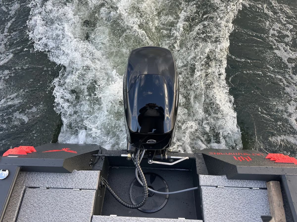 Zicht van boven op de motor en het kielzog