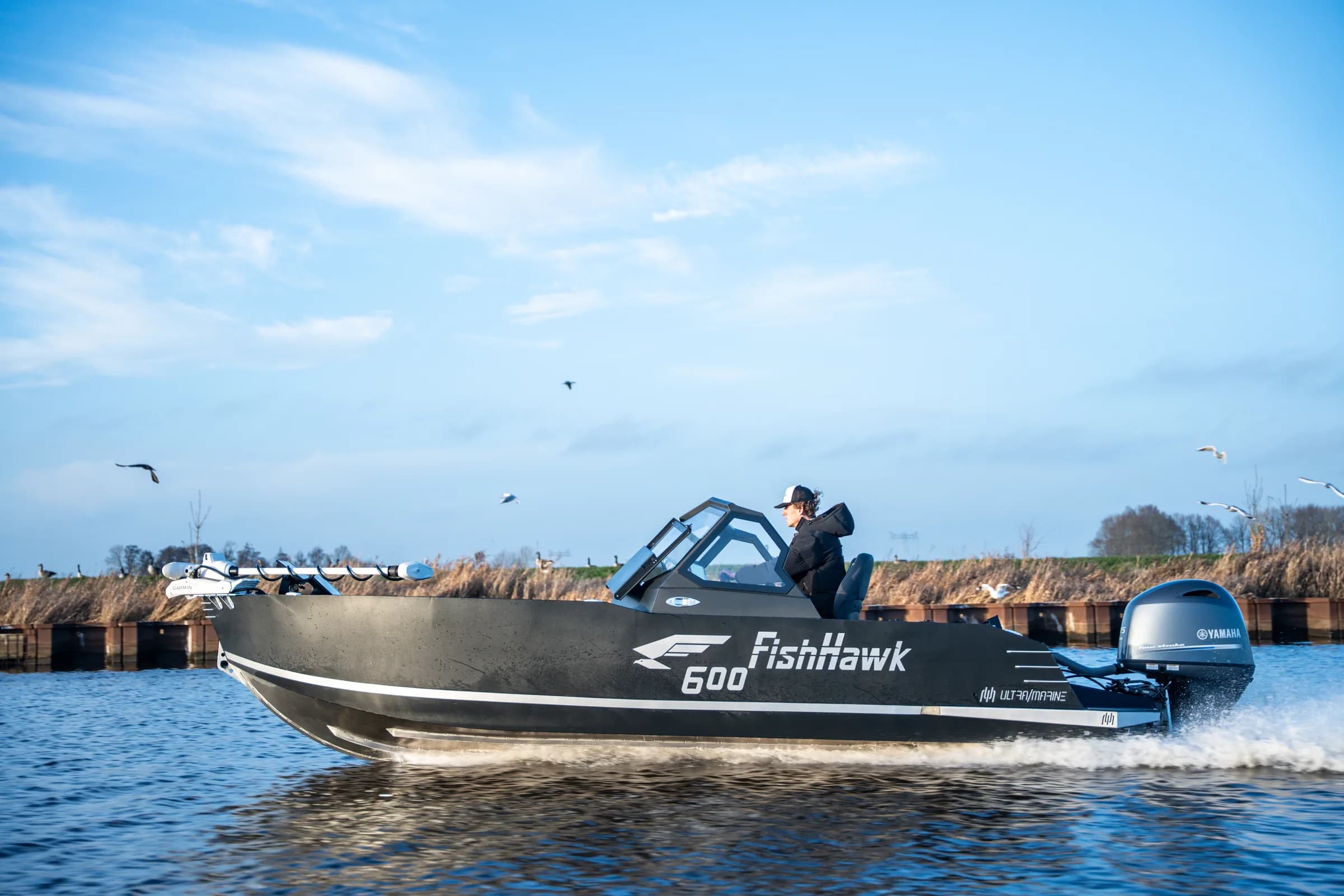 FishHawk 600 planeert in volle vaart over het water