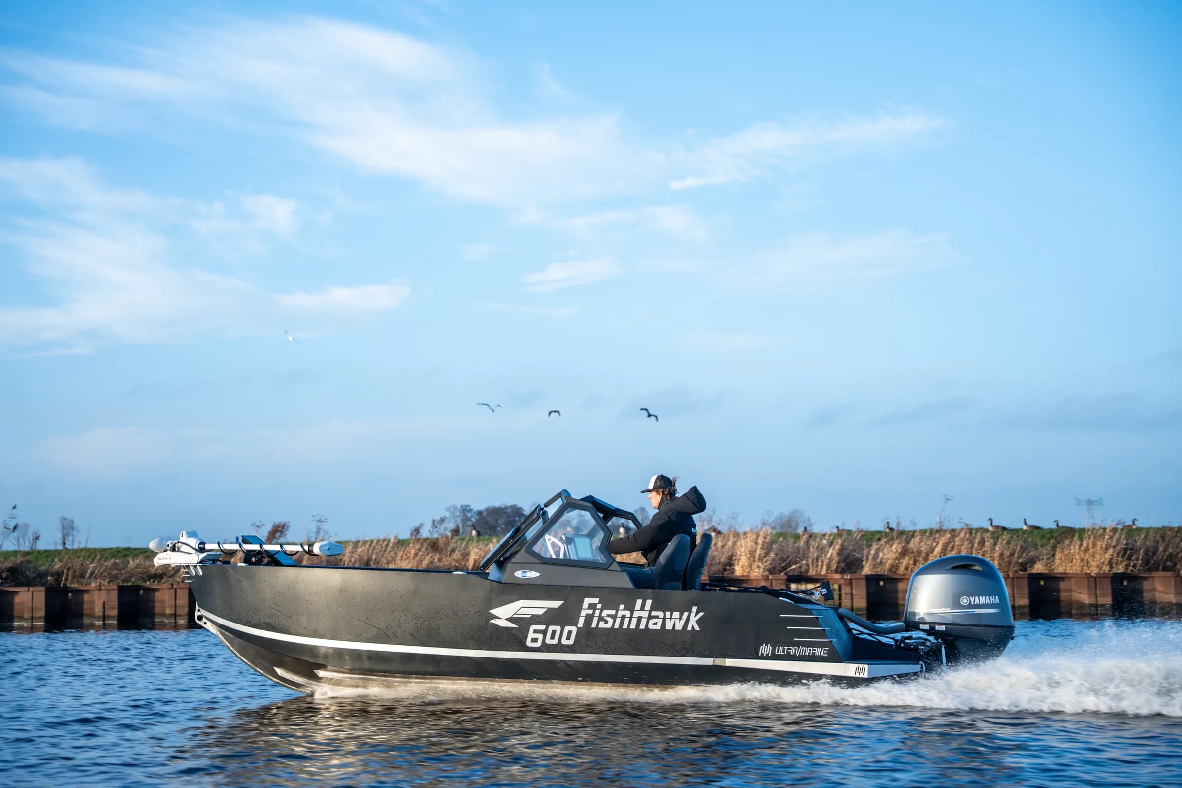 FishHawk 600 in volle vaart, kielzog spuitend over het water