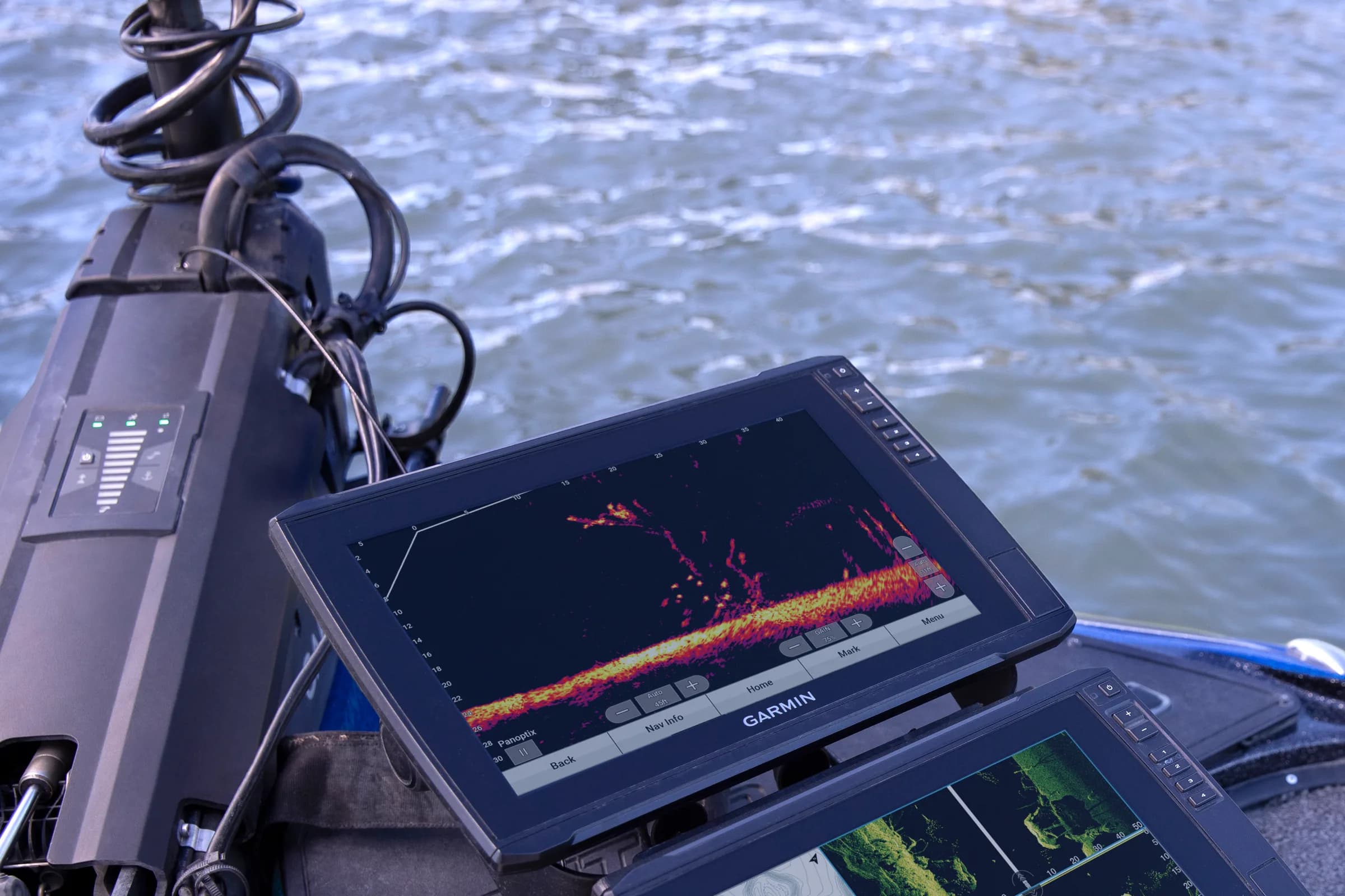Garmin-scherm aan boord toont live LiveScope-sonarbeeld van vissen onder water