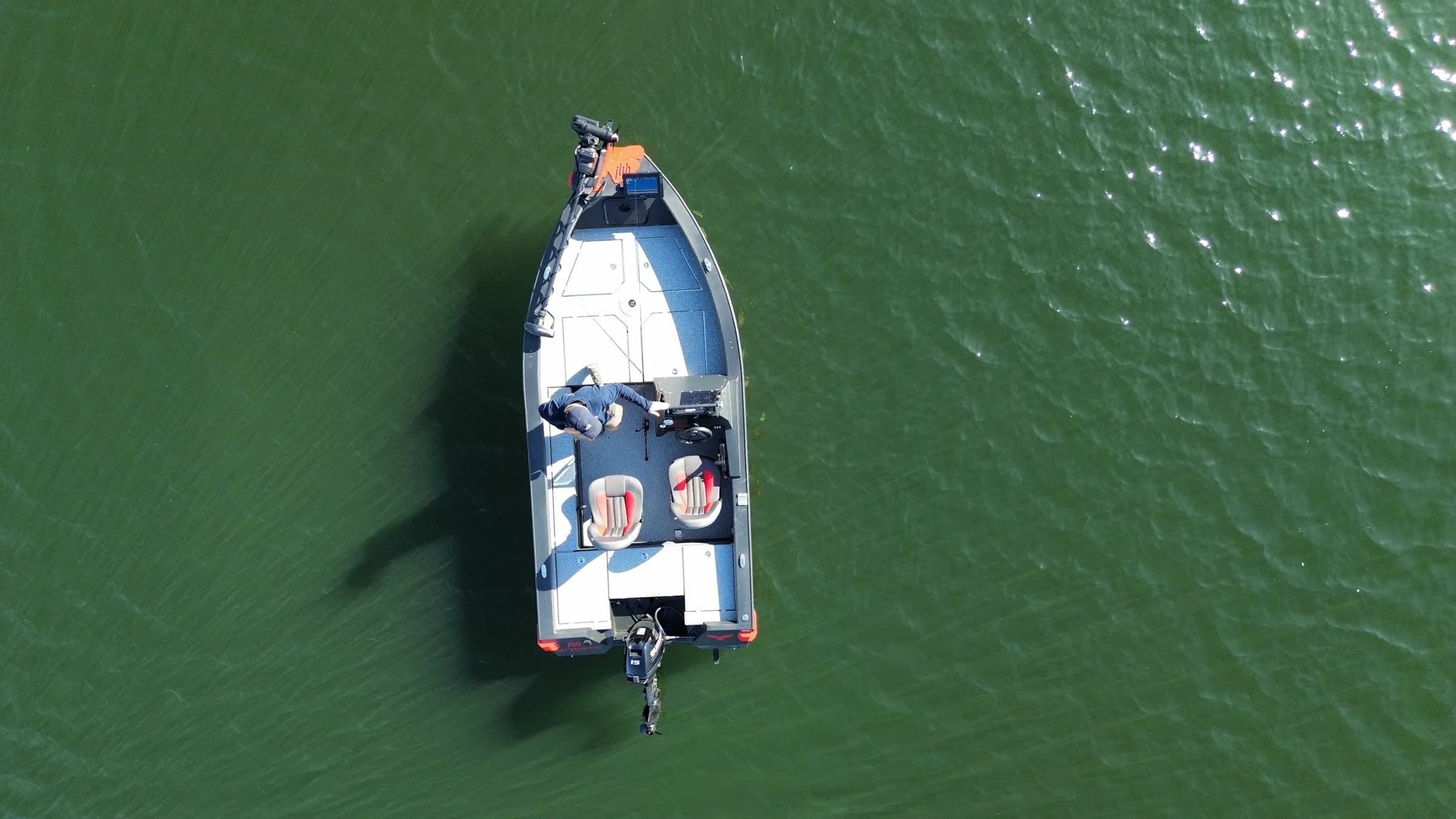 Dronefoto recht van boven op de vaarbewijsvrije FishHawk 450 op groen water