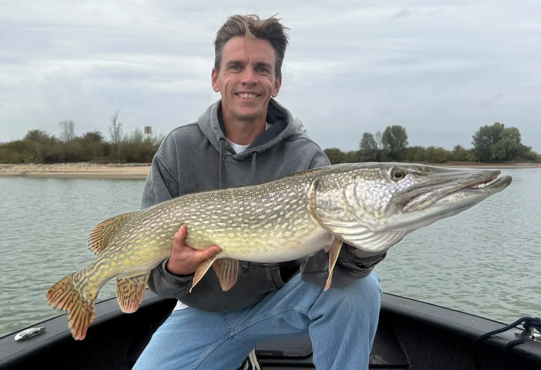 Snoek gevangen op een bewolkte dag