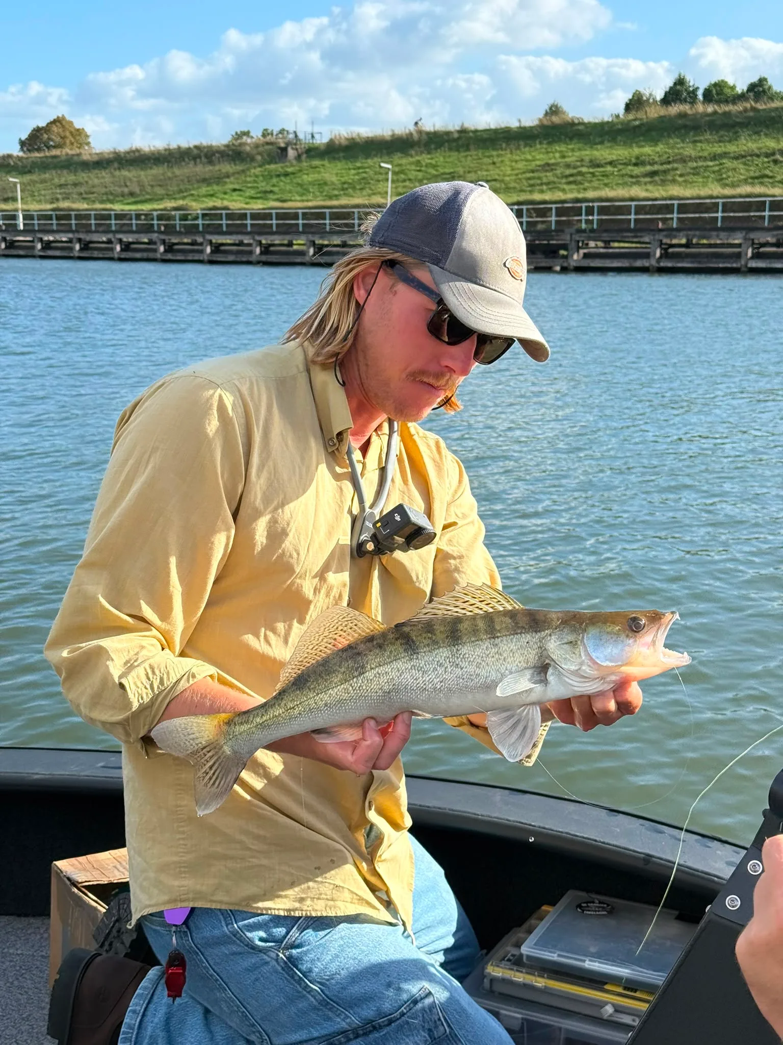 Snoekbaars vastgehouden aan boord